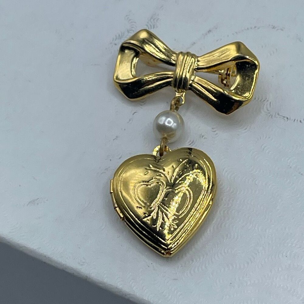 Vintage sweetheart locket brooch heart bow